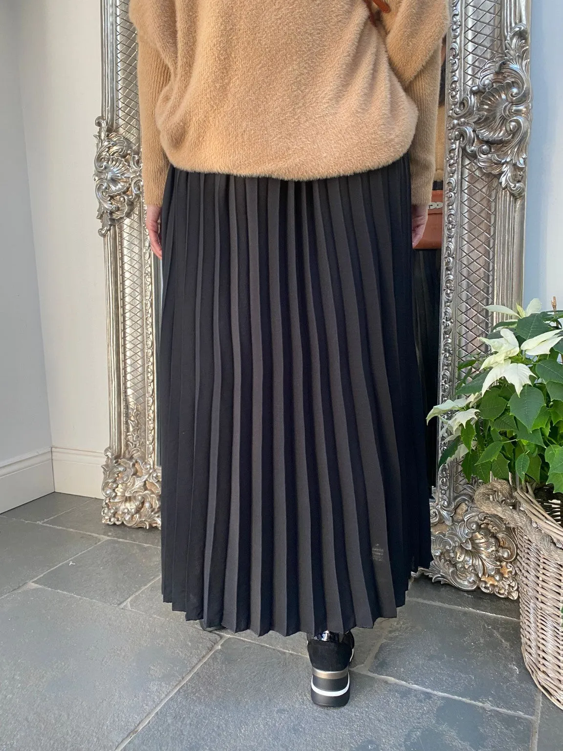 Trendy Pleated Midi Skirt